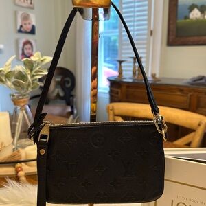 💙Louis Vuitton Navy Emprente Pochette💙